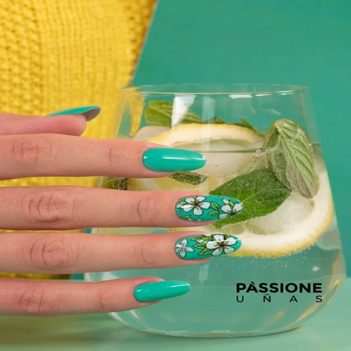 Dime qué bebes y te diré qué manicura hacerte